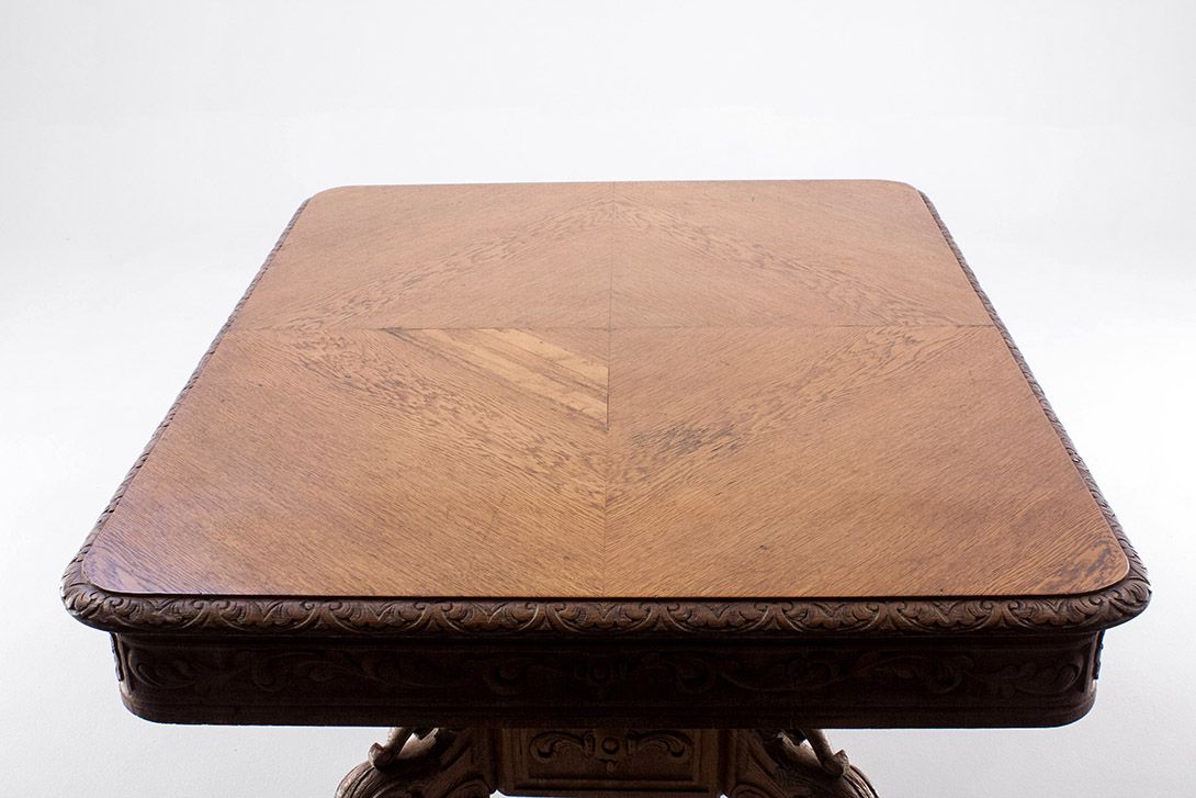 Foto Antique Wooden Desk with Carved Relief h63x120x92