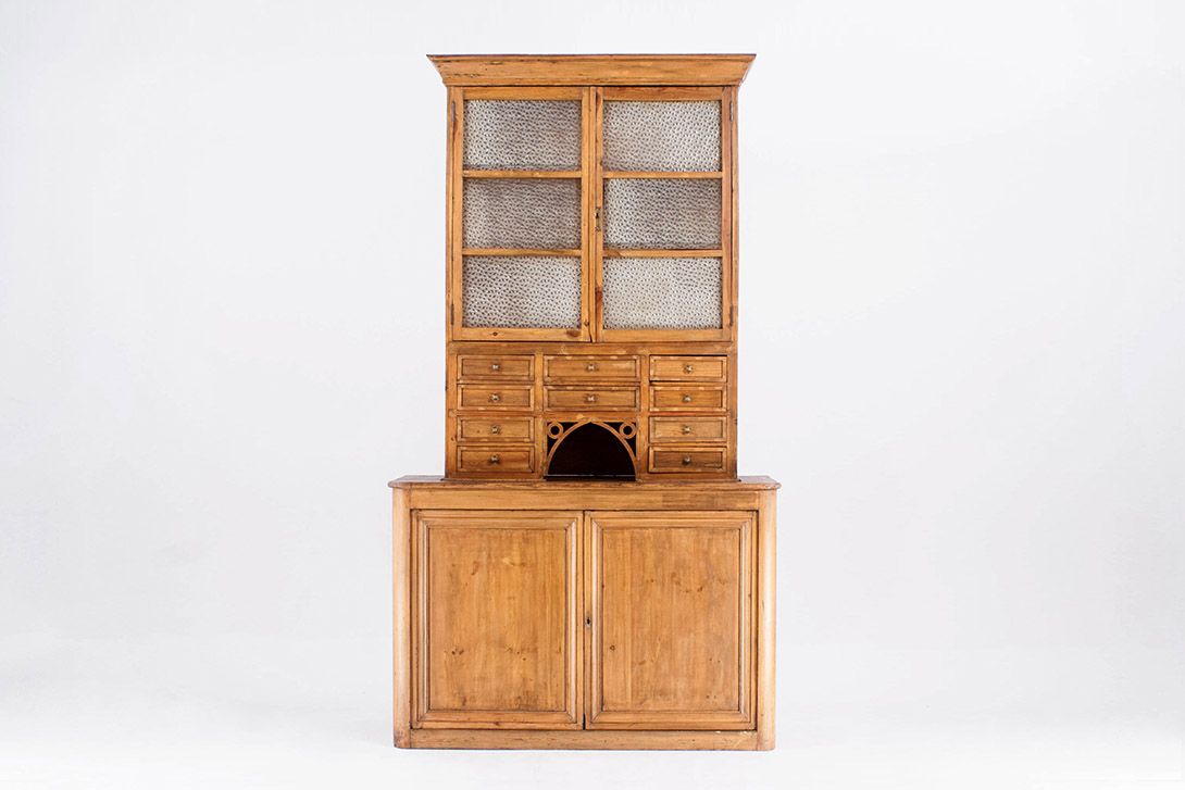 Foto Old Kitchen Cabinet with Glass Doors