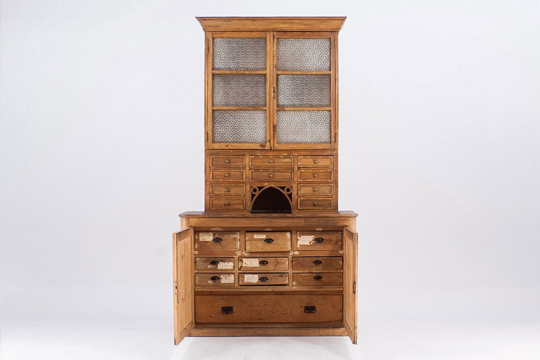 Foto Old Kitchen Cabinet with Glass Doors