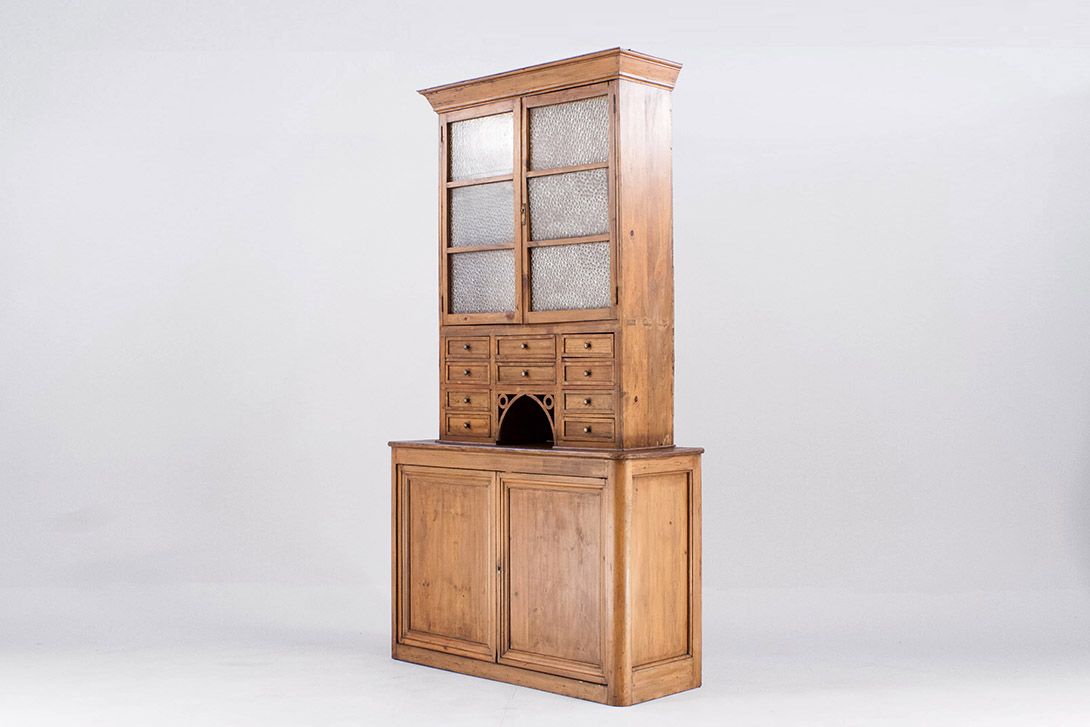 Foto Old Kitchen Cabinet with Glass Doors