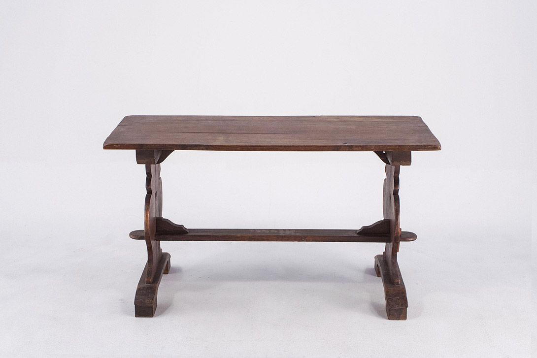 Foto Rustic Bench with Carved Legs