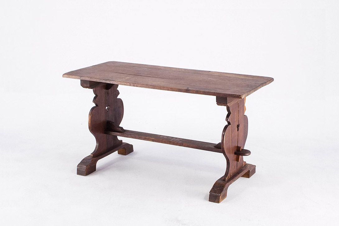 Foto Rustic Bench with Carved Legs