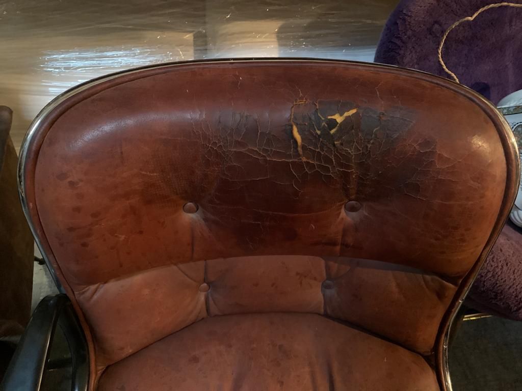 Foto Red Pollock Executive Chair with Black Shell on Castors //