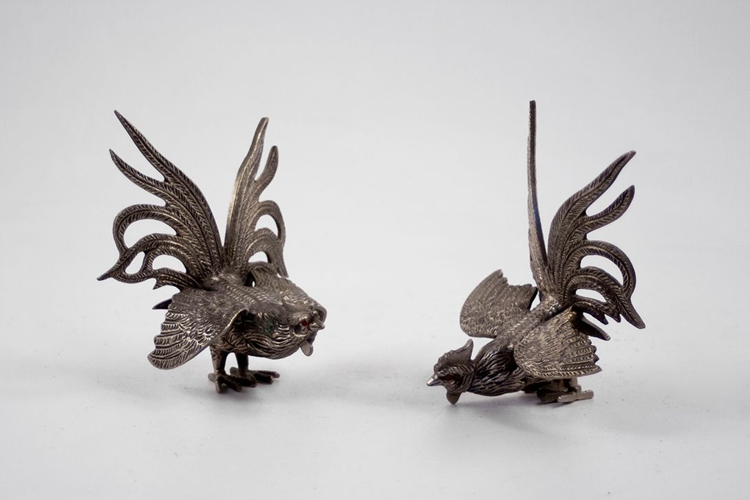Foto Metal Cocks with Red Diamond Eyes Fighting h13x10