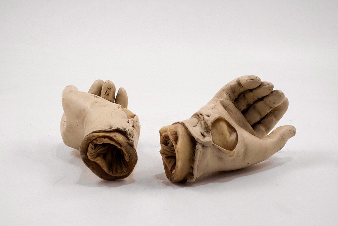 Foto Old Hands of The Wax Figure Cabinet Charlie Chaplin