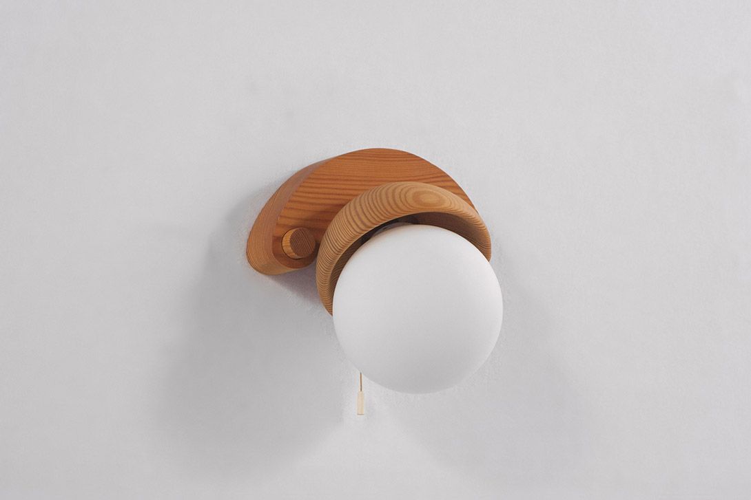Foto Wooden Wall Light with Glass Ball 1989 h26