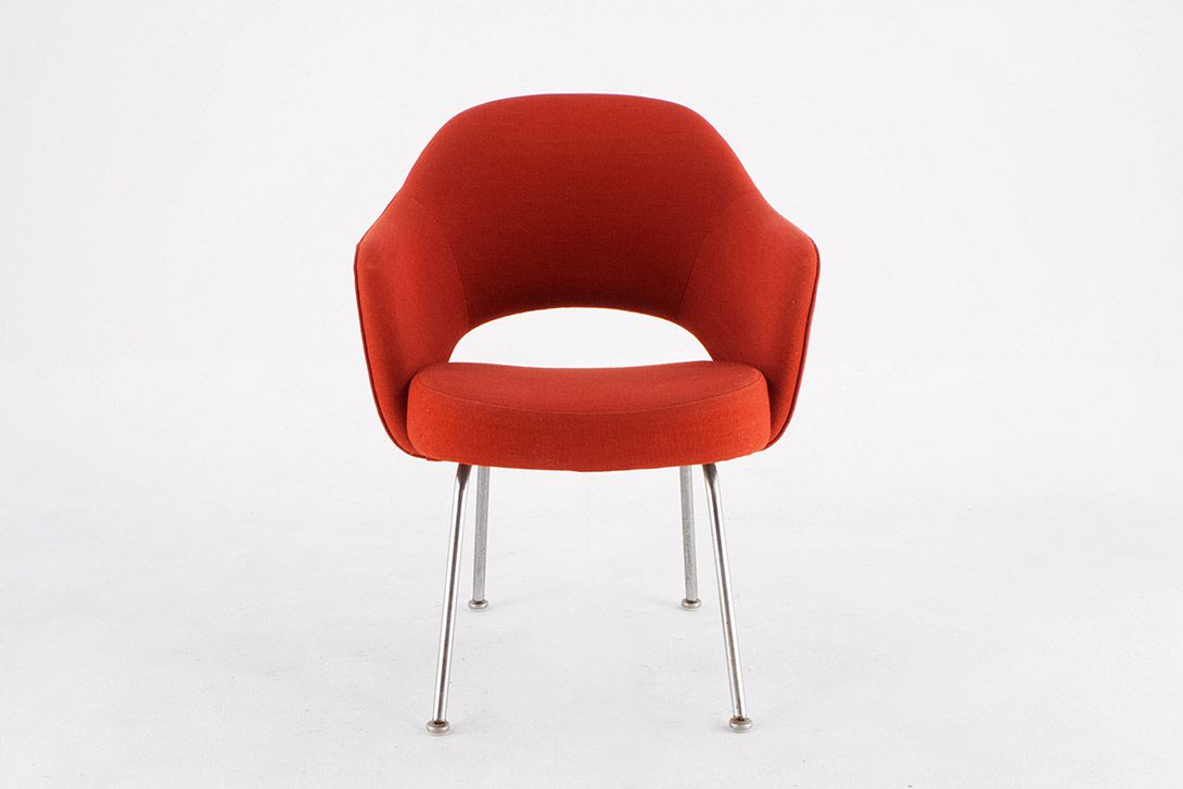 Foto Red Fabric Saarinen Executive Armchair