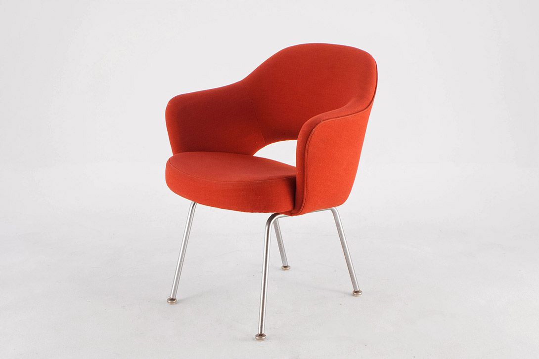 Foto Red Fabric Saarinen Executive Armchair