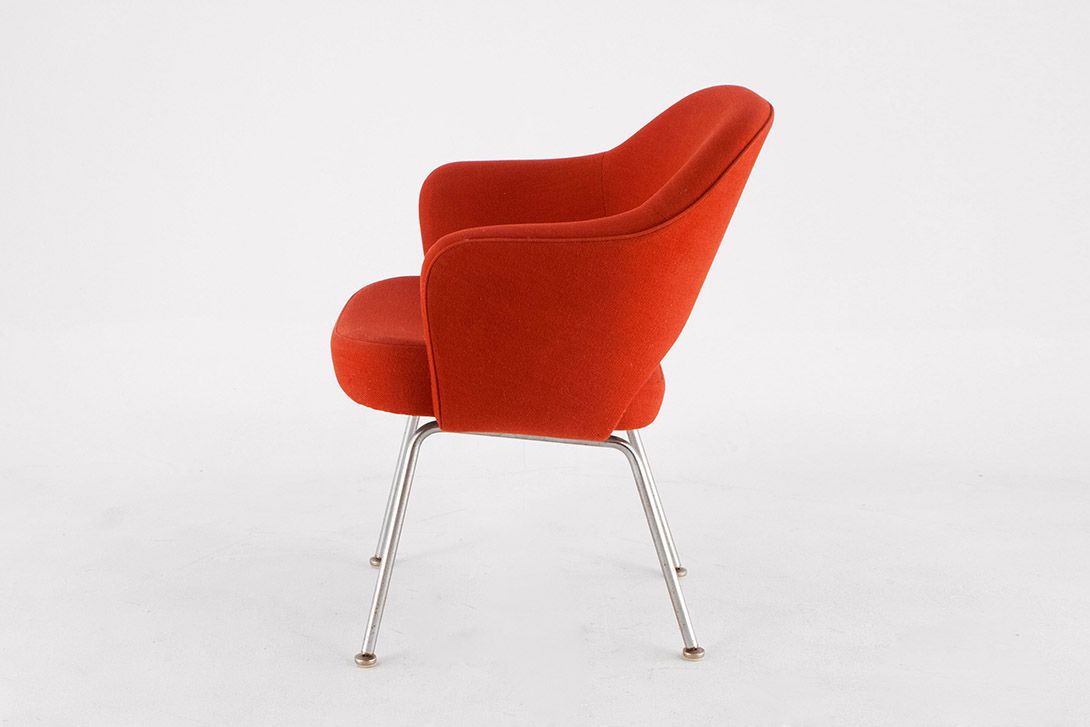 Foto Red Fabric Saarinen Executive Armchair