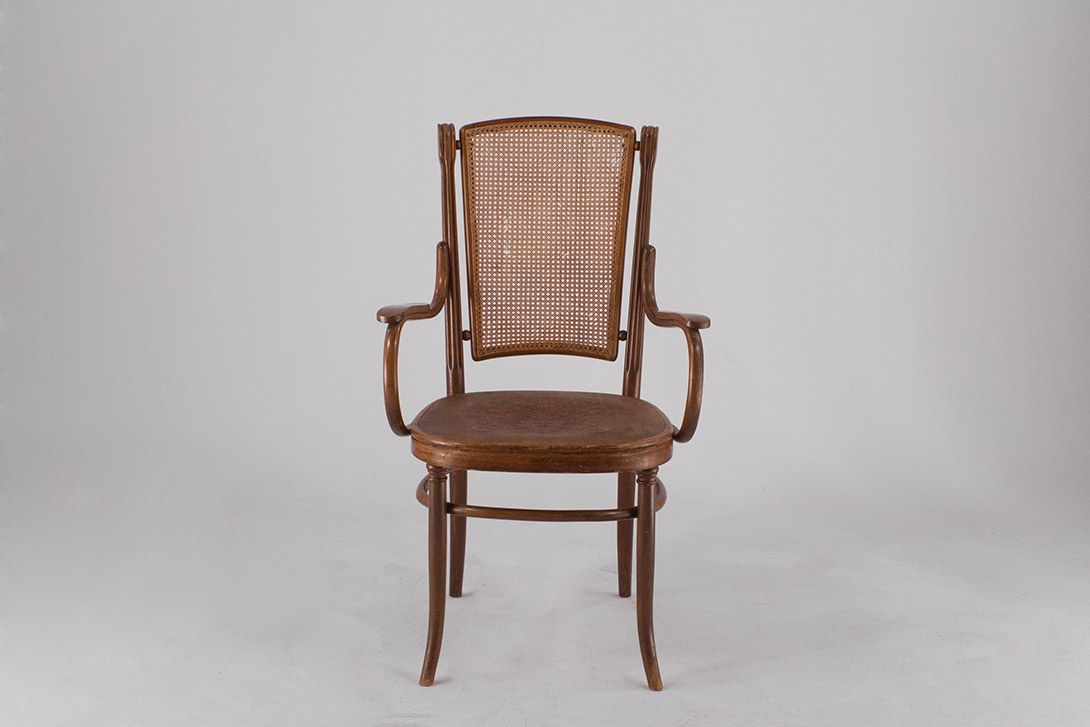 Foto Wooden Armchair with Basket Backrest Germany