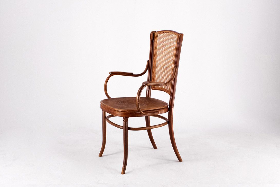 Foto Wooden Armchair with Basket Backrest Germany