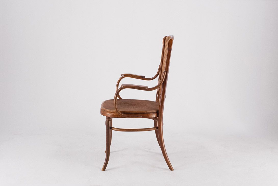 Foto Wooden Armchair with Basket Backrest Germany