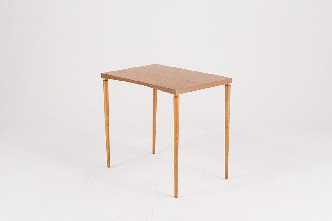 Foto Wooden Side Table with Leg Detail h54x62x40