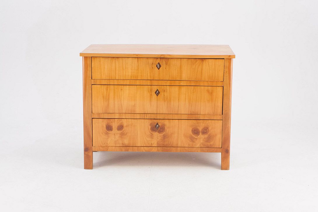 Foto Wooden Dresser with Three Drawers