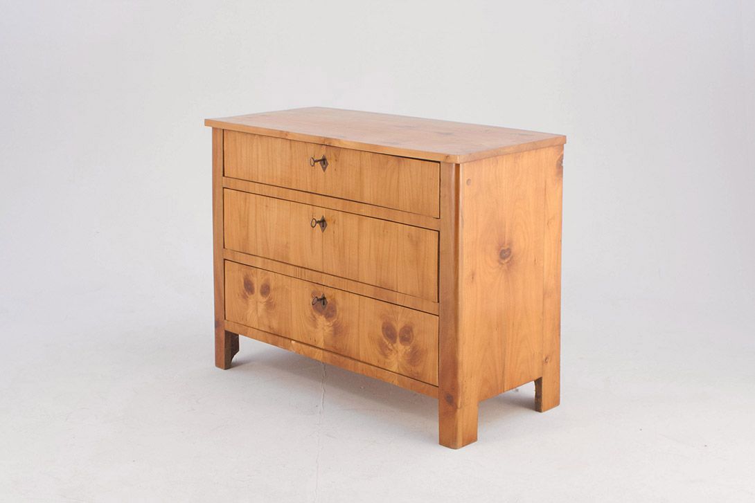 Foto Wooden Dresser with Three Drawers