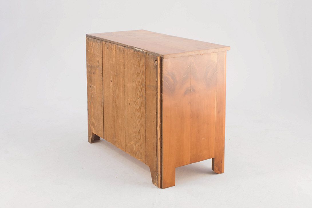 Foto Wooden Dresser with Three Drawers