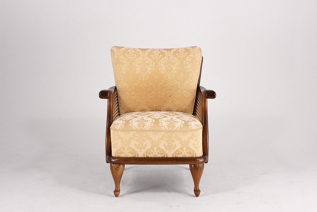 Foto Beige Armchair with Basket Detail and Floral Pattern
