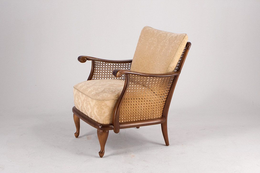 Foto Beige Armchair with Basket Detail and Floral Pattern