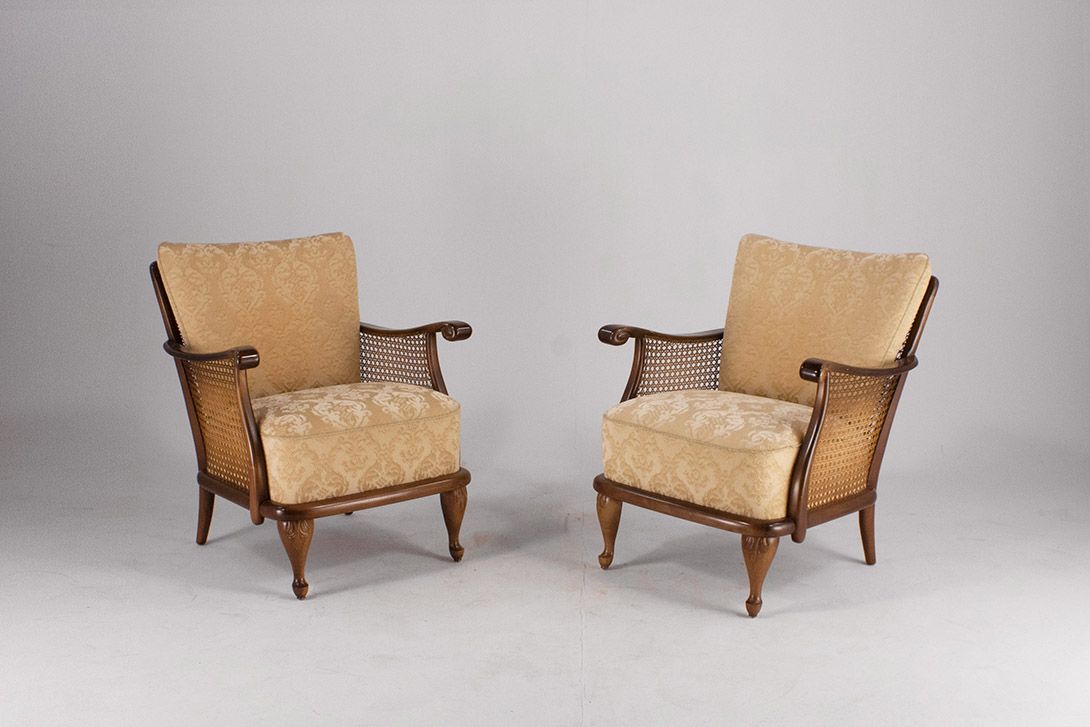 Foto Beige Armchair with Basket Detail and Floral Pattern