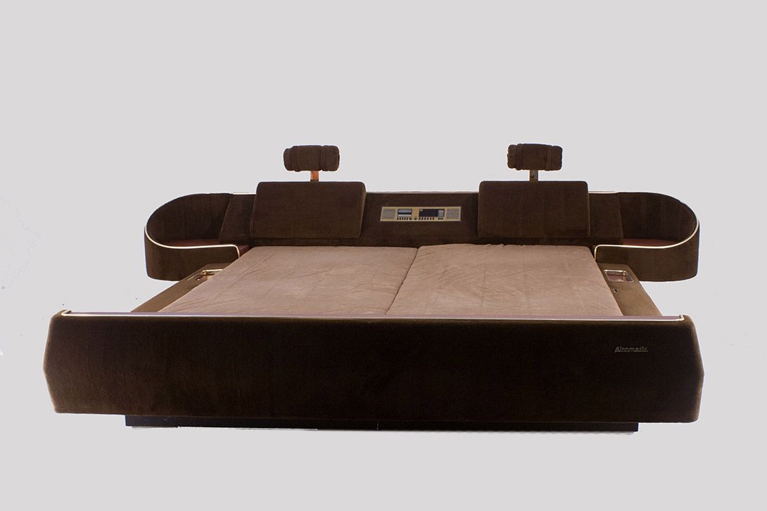 Foto Airomatic Double Bed with Integrated Radio 1970