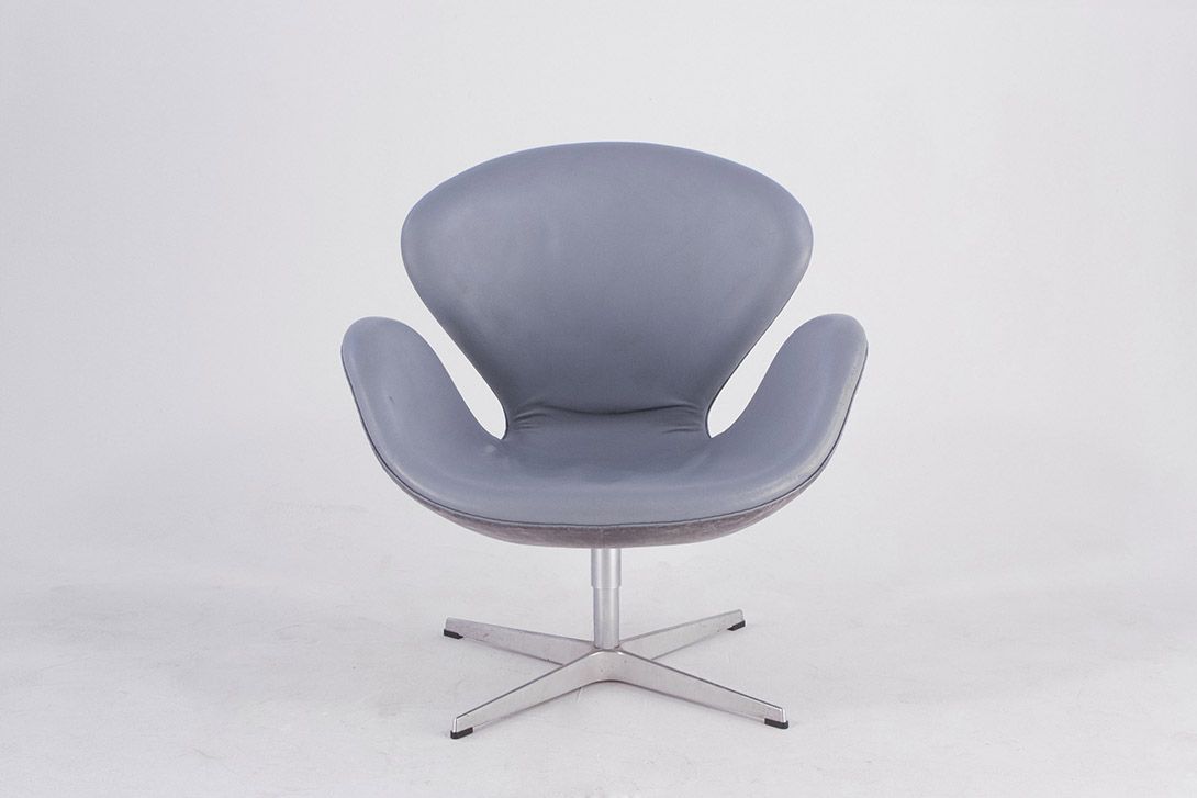 Foto Arne Jacobsen Swan Chair in Grey Leather for Fritz Hansen