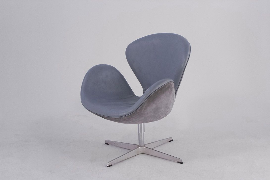 Foto Arne Jacobsen Swan Chair in Grey Leather for Fritz Hansen