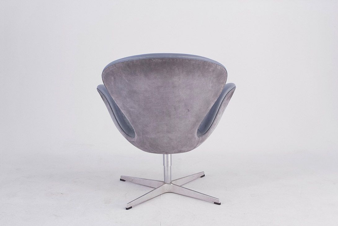 Foto Arne Jacobsen Swan Chair in Grey Leather for Fritz Hansen
