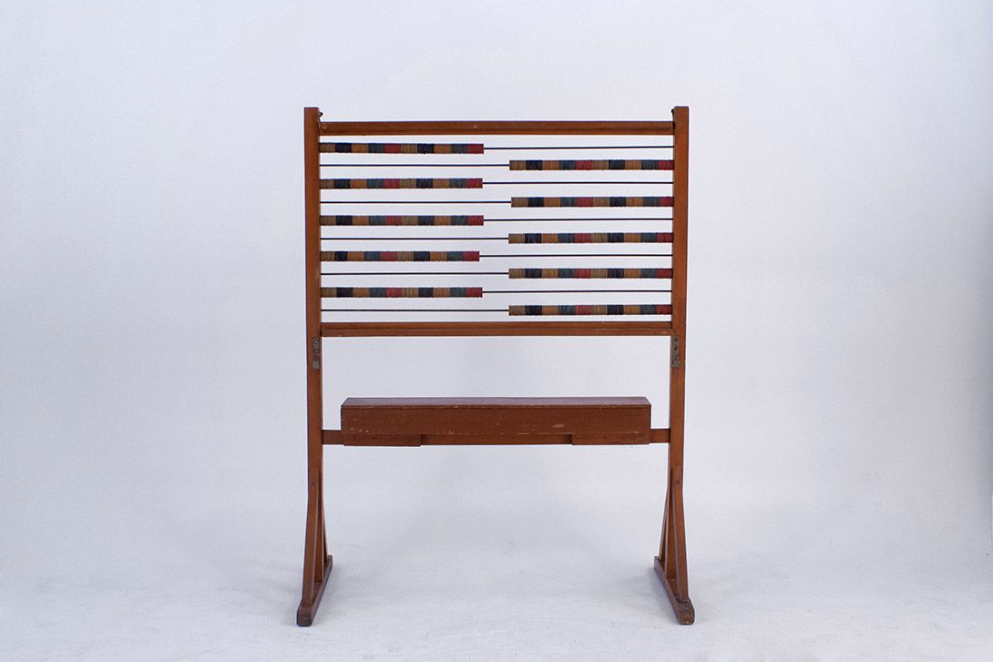 Foto Rustic Abacus Stand for the Teacher h152x116x59
