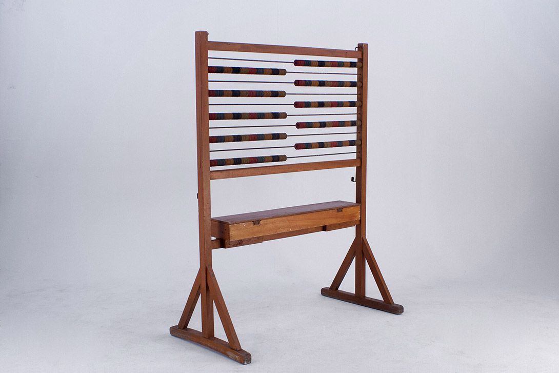 Foto Rustic Abacus Stand for the Teacher h152x116x59