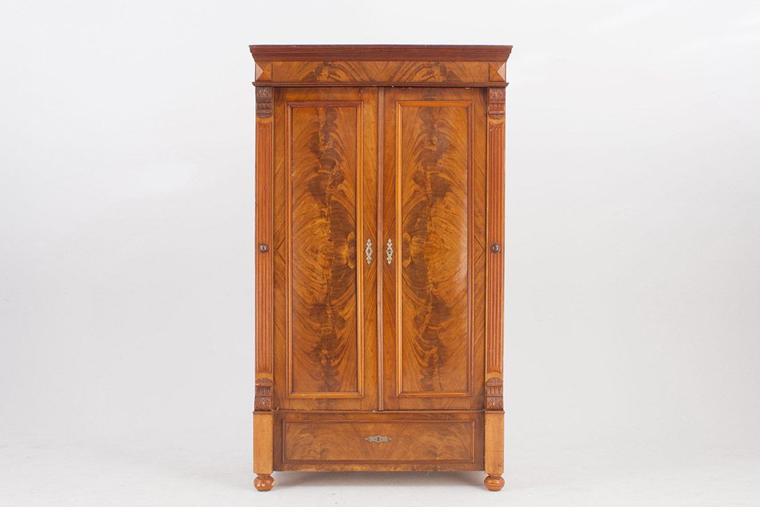 Foto Wooden Cabinet with Carved Details