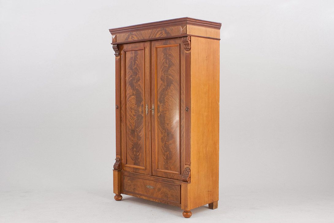 Foto Wooden Cabinet with Carved Details