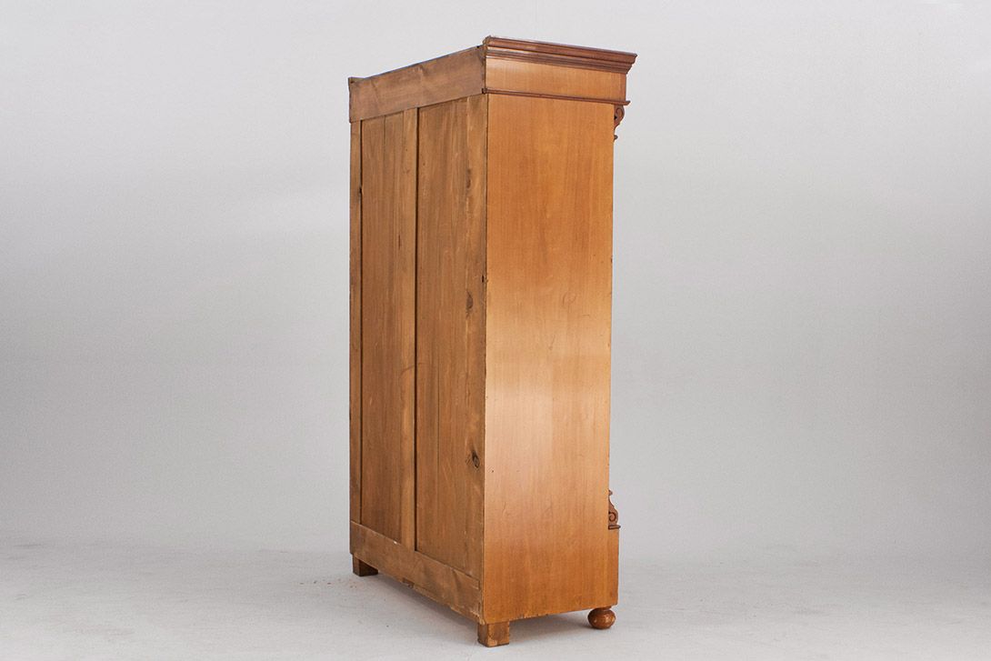 Foto Wooden Cabinet with Carved Details