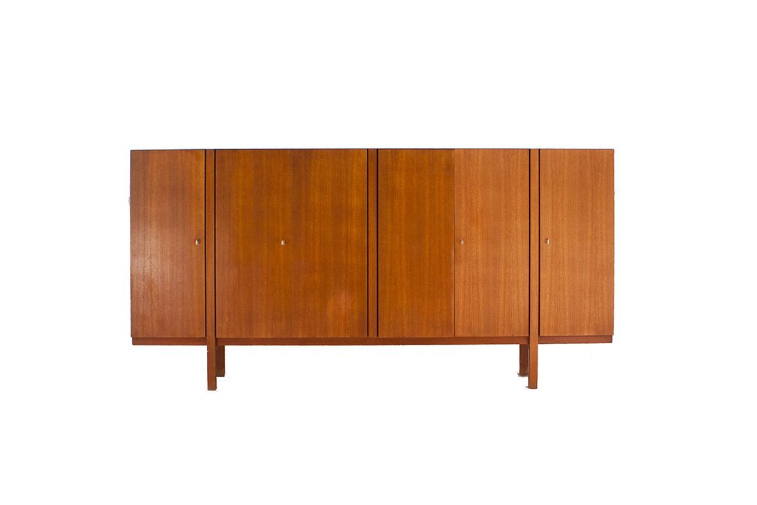 Foto Huge Wooden Cabinet