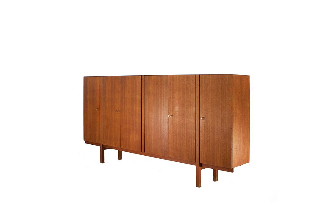 Foto Huge Wooden Cabinet