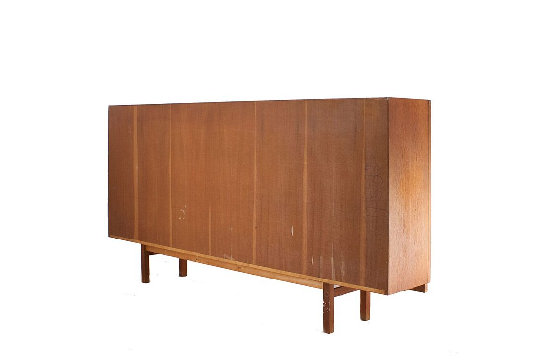 Foto Huge Wooden Cabinet