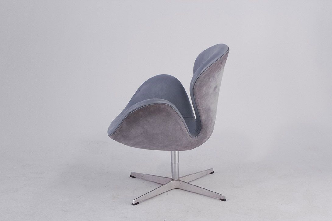Foto Arne Jacobsen Swan Chair in Grey Leather for Fritz Hansen