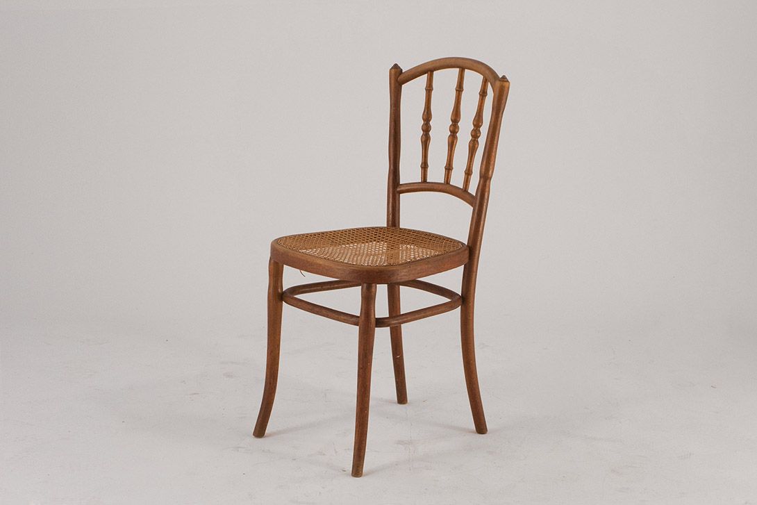 Foto Wooden Dining Chair with Basket Seat