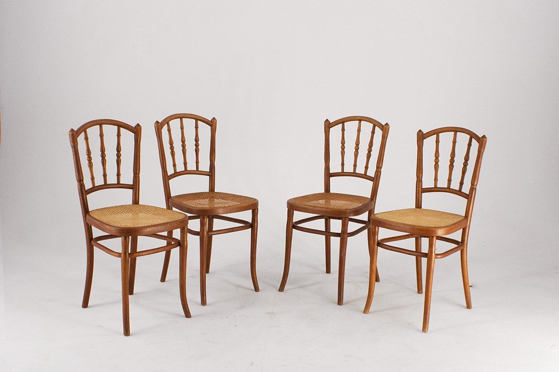 Foto Wooden Dining Chair with Basket Seat