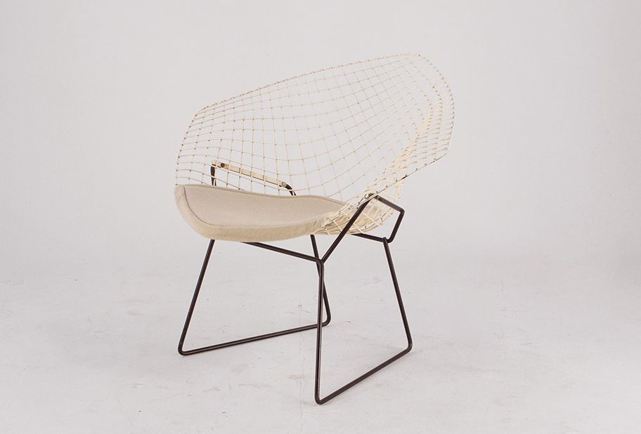 Foto Little Diamond Chair Harry Bertoia in Cream and Black with Cream Cushion