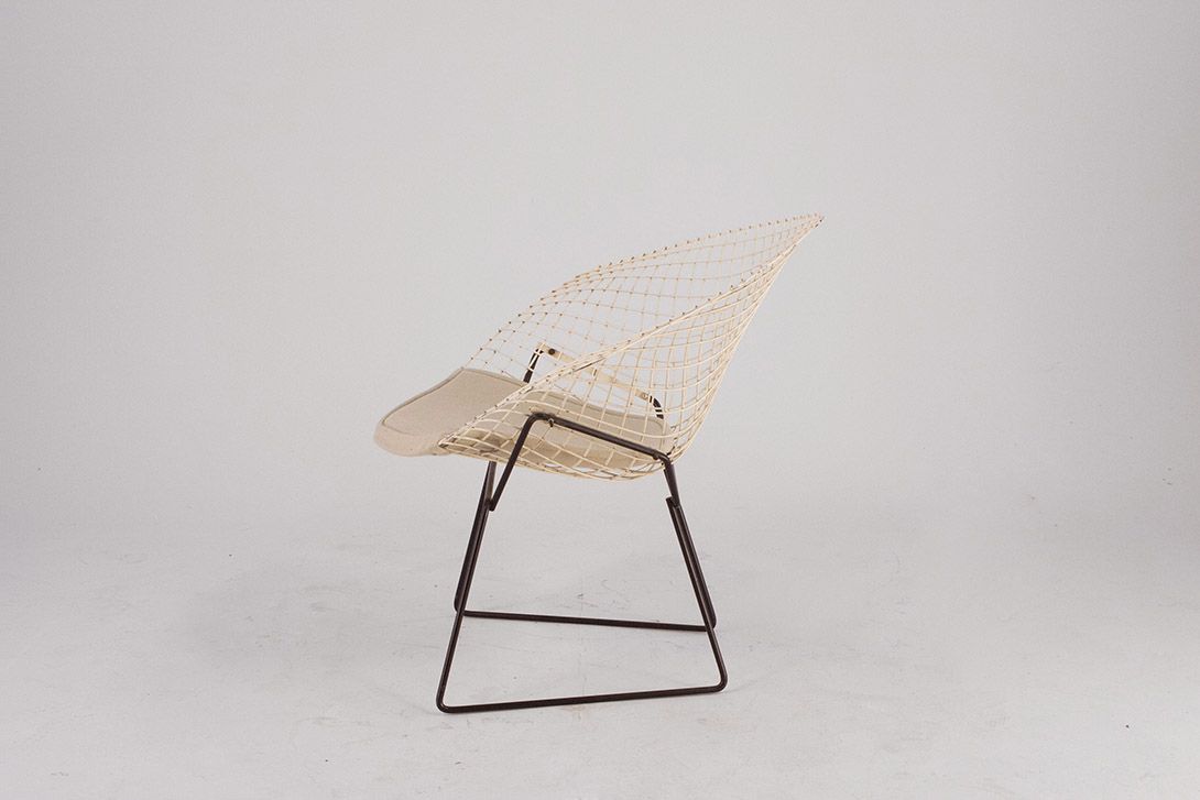 Foto Little Diamond Chair Harry Bertoia in Cream and Black with Cream Cushion