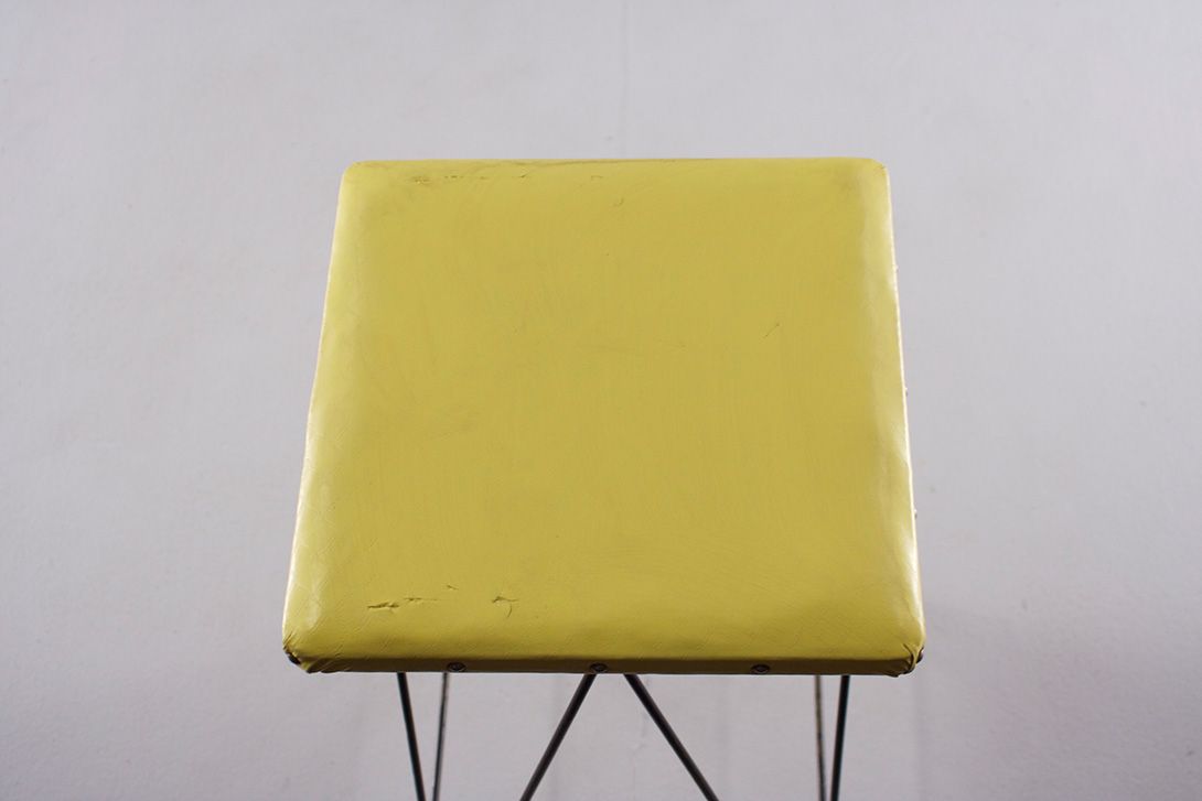 Foto Yellow Industrial Stool