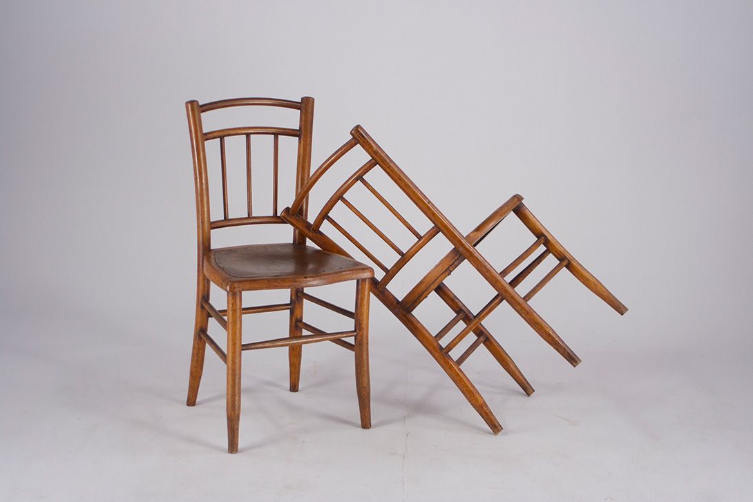 Foto Wooden Carved in Detailed Chair