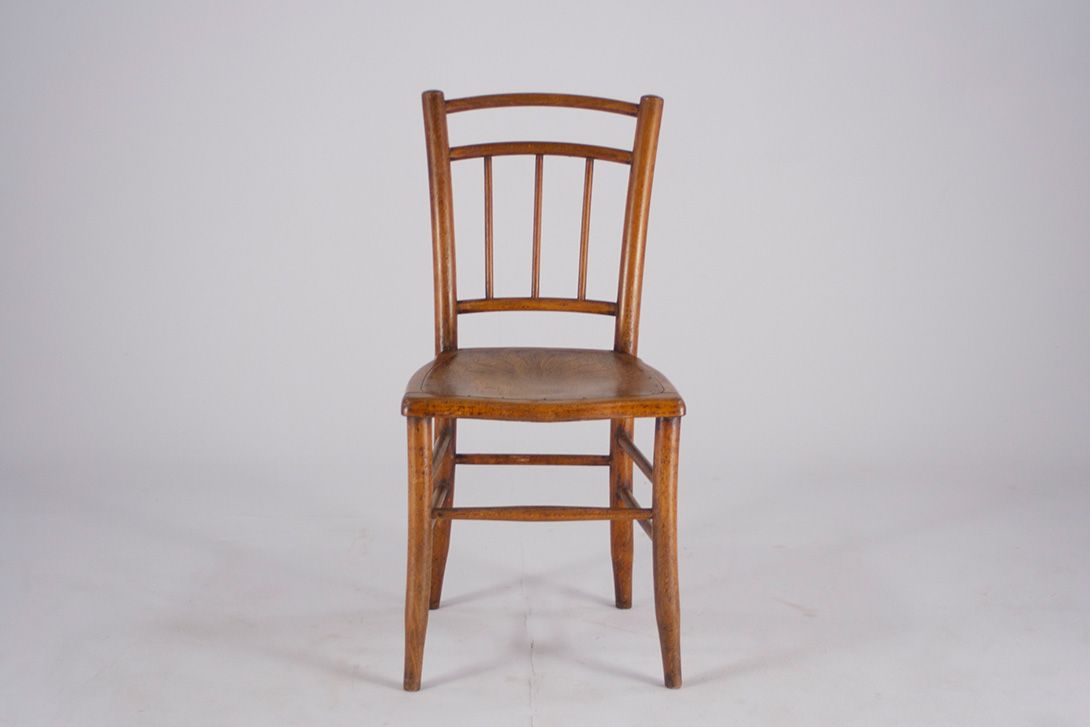 Foto Wooden Carved in Detailed Chair