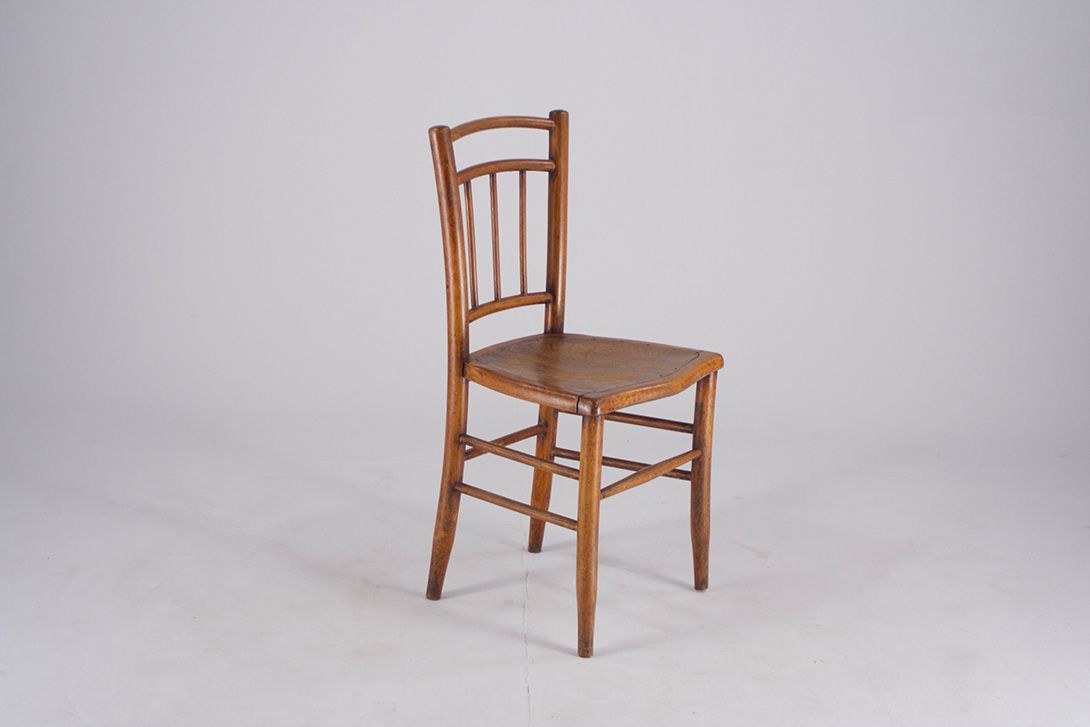 Foto Wooden Carved in Detailed Chair