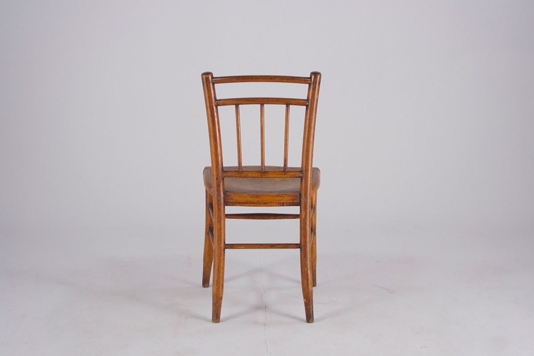 Foto Wooden Carved in Detailed Chair