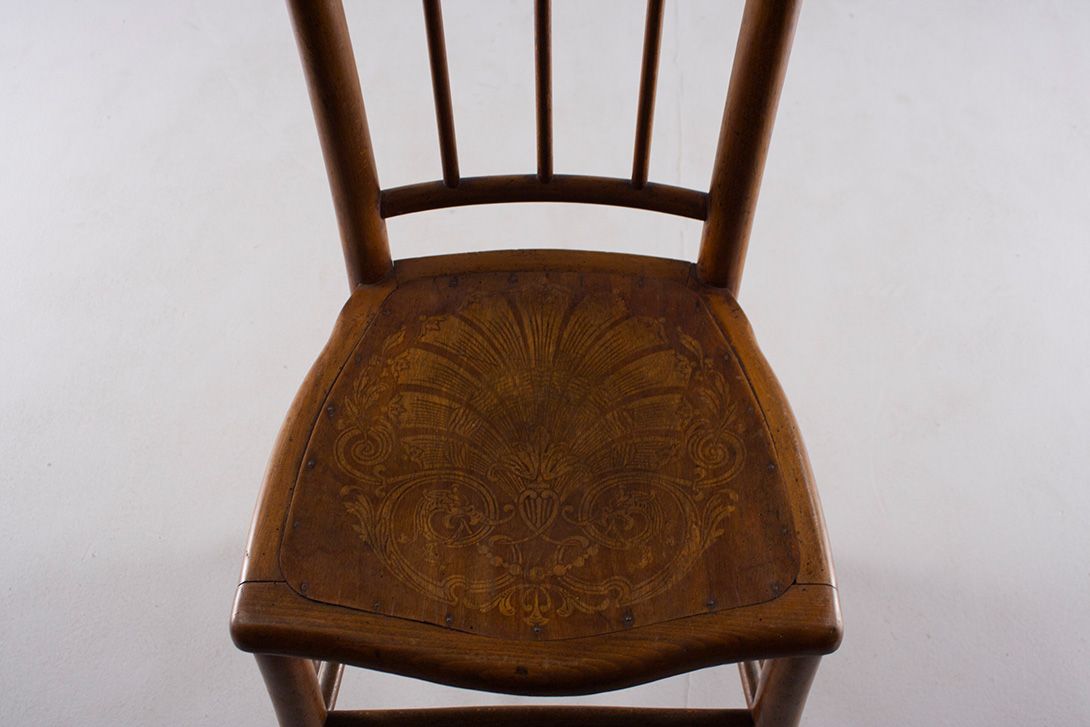 Foto Wooden Carved in Detailed Chair