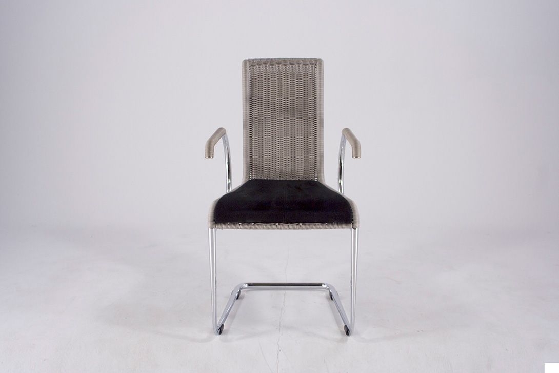 Foto Tecta Dining Chair with Steel Tube Base and Arms