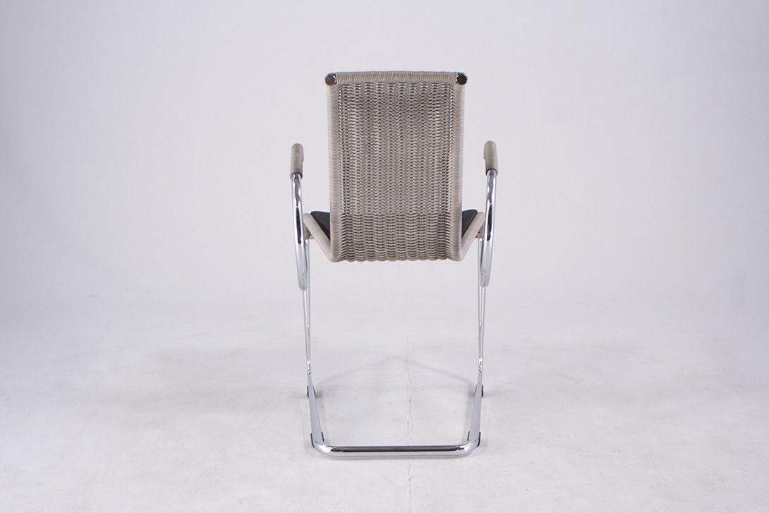 Foto Tecta Dining Chair with Steel Tube Base and Arms