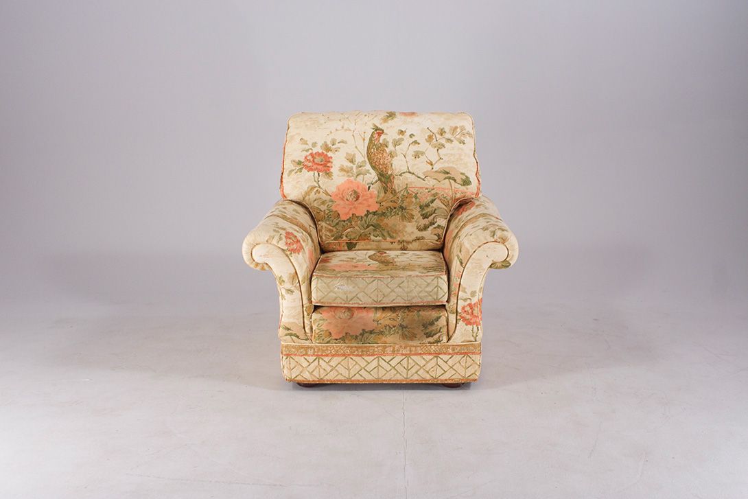 Foto Floral Embroidered Armchair England 1950