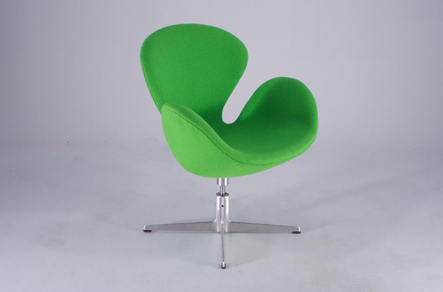 Foto Arne Jacobsen Swan Chair in Green Textile for Fritz Hansen 1990